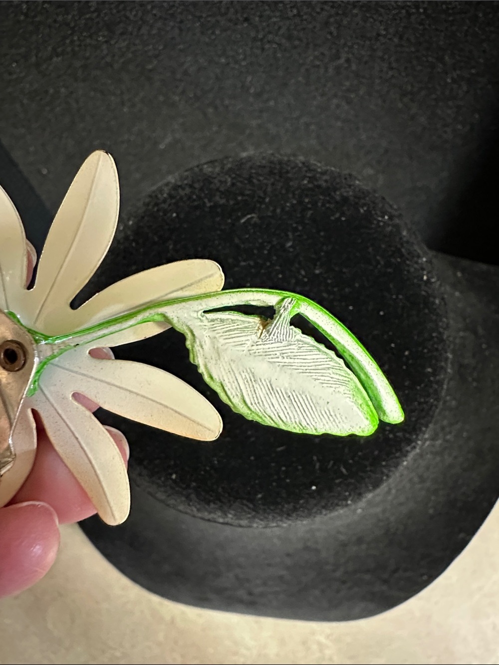 Vintage 1960’s Enamel Yellow Daisy Flower Brooch with Green Leaf - Picture 4 of 11